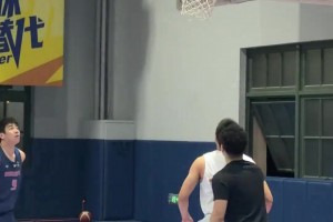 早日恢复！赛后詹姆斯对左肘进行冰敷！戴上了压缩护臂缓解不适！